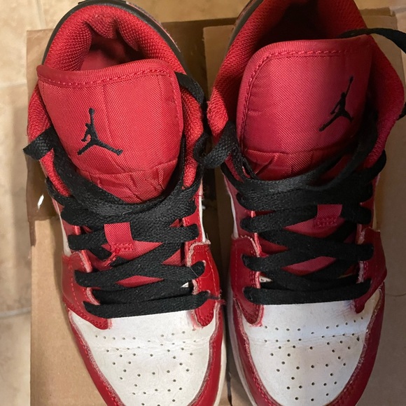 Jordan’s Kids Size 4Y - Picture 1 of 4